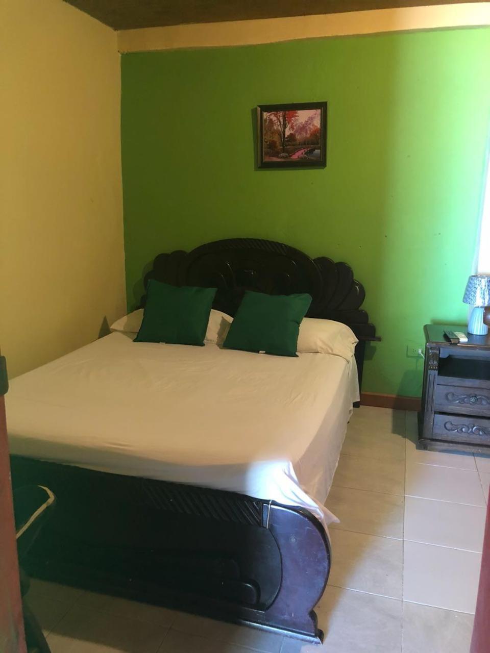 Posada Valerie Hotel Archibolds ภายนอก รูปภาพ